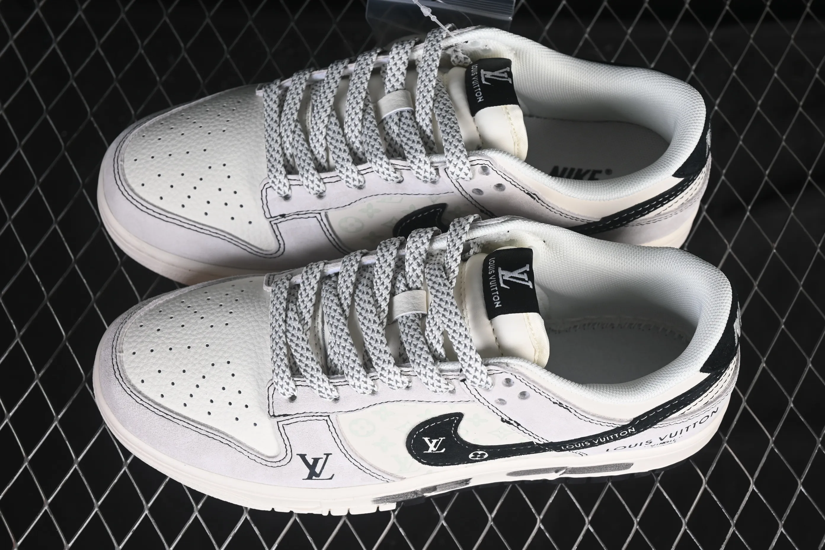 All Categories Nk SB Dunk Series Nk SB Dunk Low High-end Customized Low-top Shoes Nike SB Dunk Low LV Co-branded Graffiti Double Anniversary High-end Customized Low-top Casual Shoes CX5050-Y01